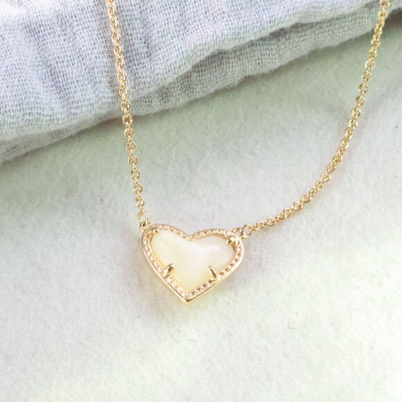 Kendra Scott Ari Heart Gold Necklace Ivory Mother-of-Pearl - Picture 2 of 2